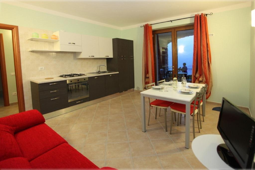 La Casa Di Pericle Aparthotel Brenzone sul Garda Szoba fotó