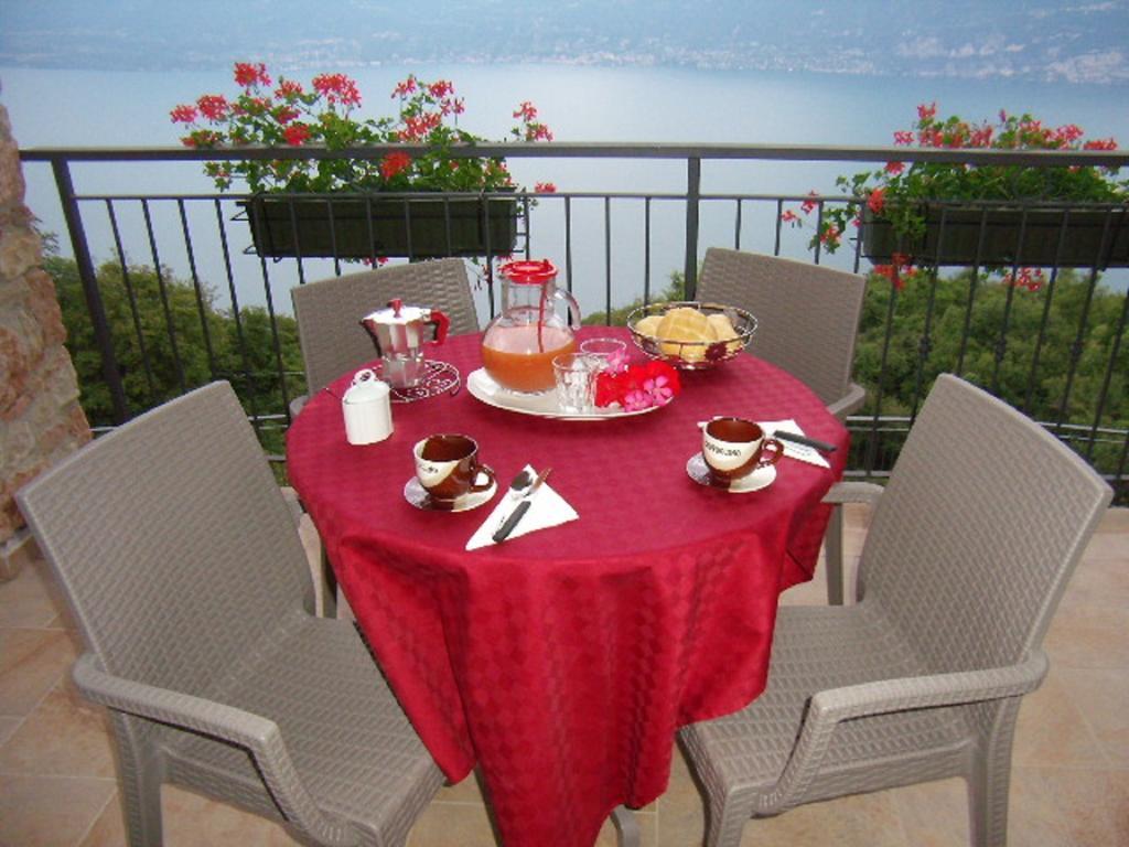 La Casa Di Pericle Aparthotel Brenzone sul Garda Szoba fotó